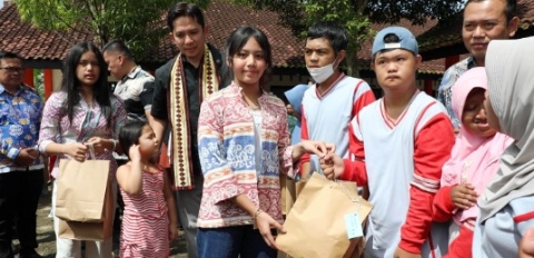 Nuansa Kekeluargaan Warnai Kunjungan Bupati Egi ke SLB Negeri Sidomulyo