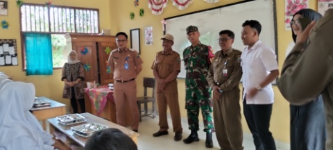 Hari Perdana MBG di SDN 2 Banjarsuri, Camat Sidomulyo Tekankan Pengawasan Yang Bijak