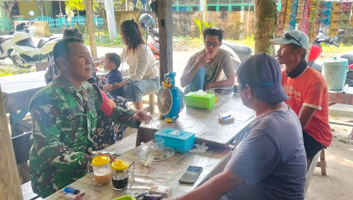 Pererat Silaturahmi, Babinsa Komsos dengan Warga di Warung Kopi
