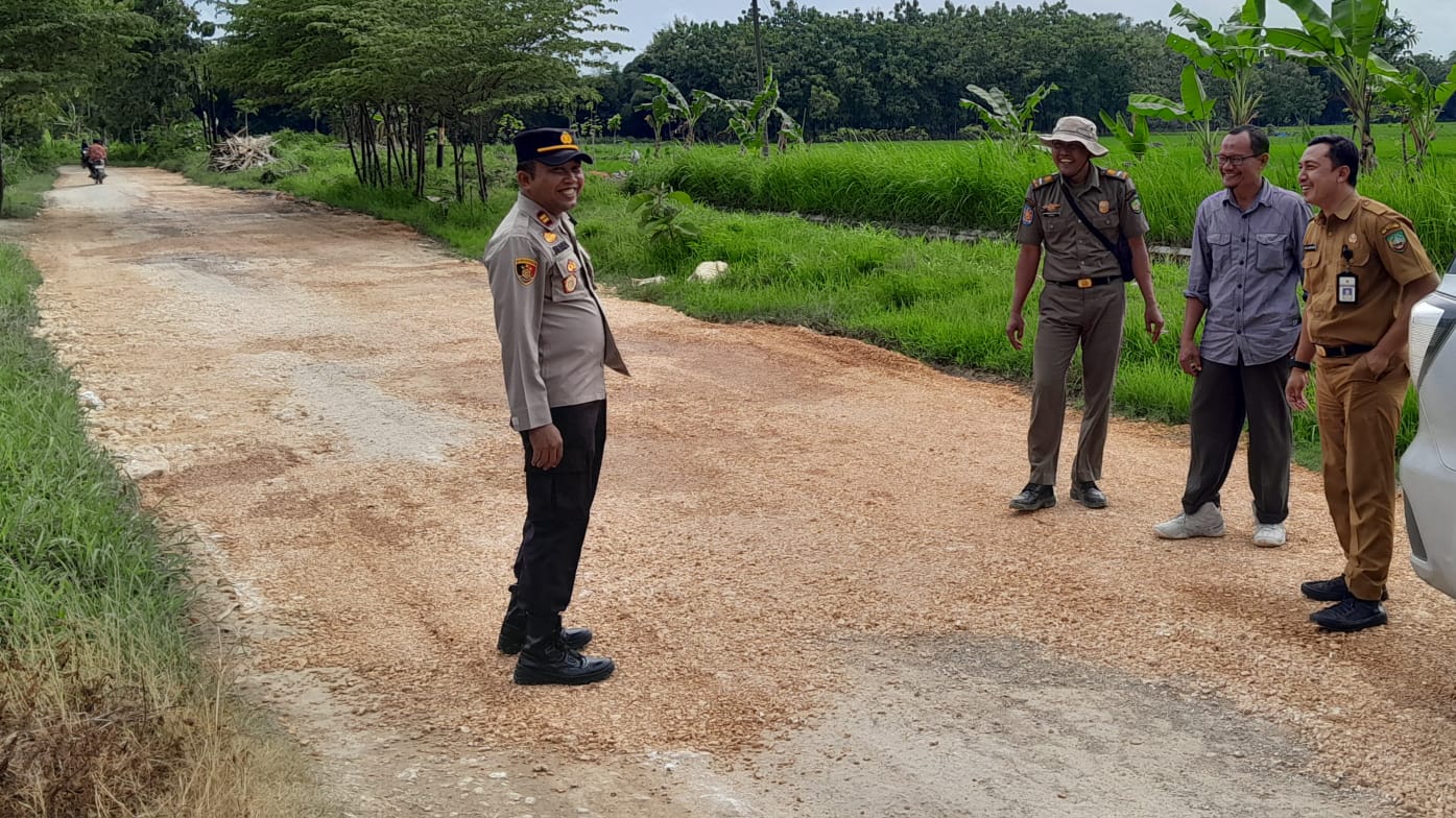 Gotong Royong Forkopimcam dan Warga Perbaiki Jalan Rusak di Kecamatan Jepon