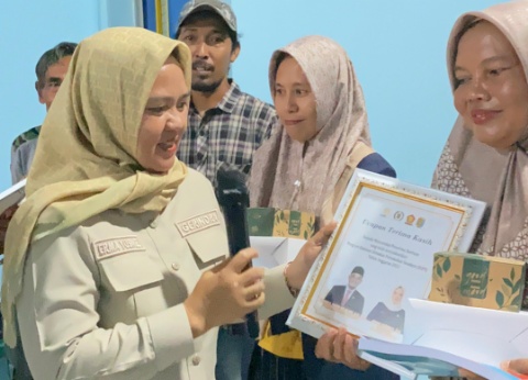 Erma Yusneli Serahkan Bantuan Bedah Rumah untuk 40 Warga Lampung Selatan