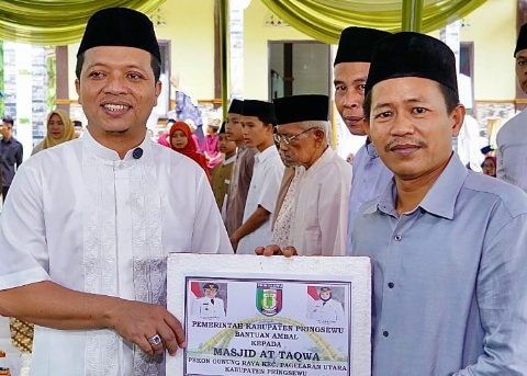 Safari Ramadan Di Gunung Raya Pantura, Bupati Dan Wakil Bupati Pringsewu Serahkan Bantuan
