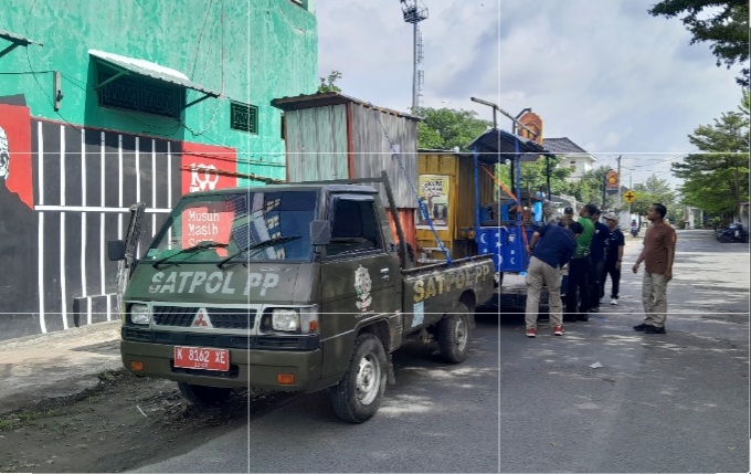 Satpol PP Blora Tertibkan Lapak PKL di Lapangan Kridosono