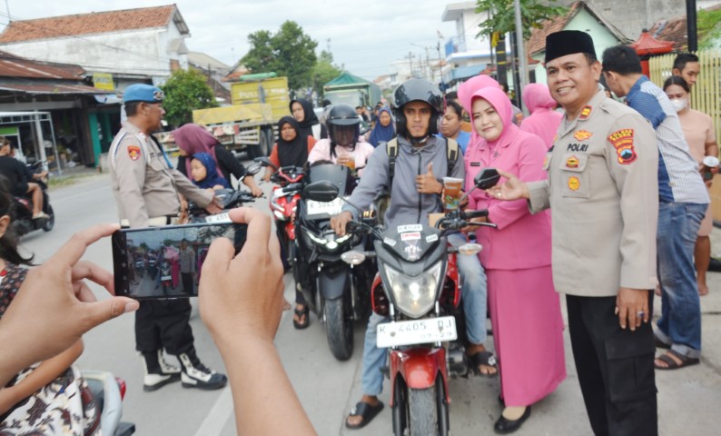 Puluhan Takjil Ludes Sekejap, Kapolsek Kunduran dan Bhayangkari Berbagi di Depan Mapolsek
