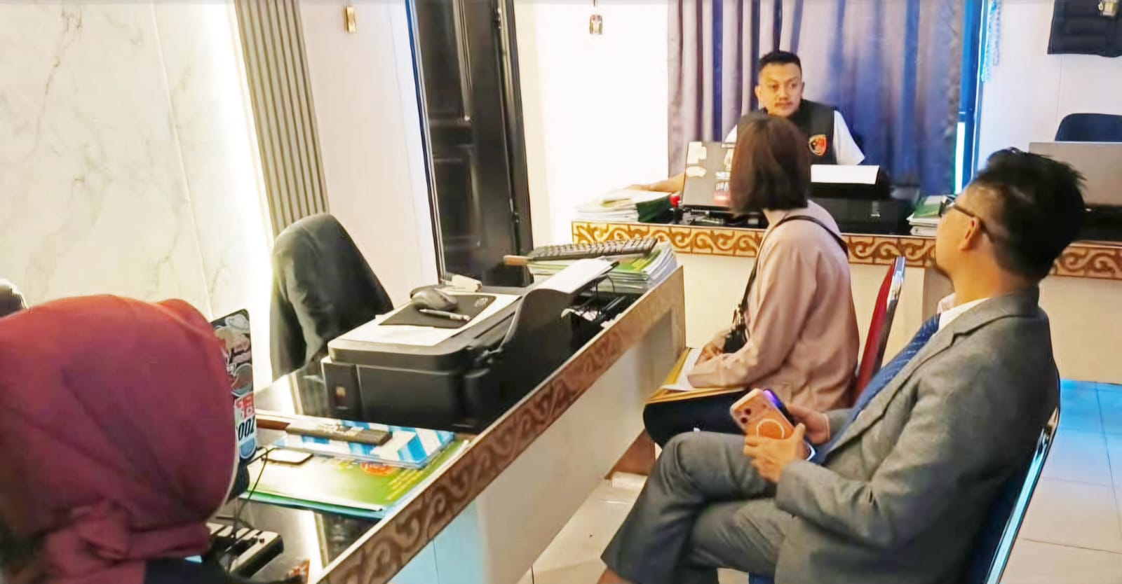 Kasus Dugaan Fitnah Bupati Toraja Utara Berlanjut, Irma Tendengan Datangi Mapolres untuk Klarifikasi