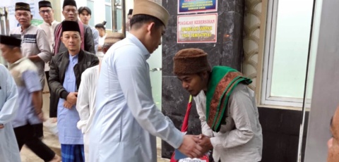 Masih Menapak Jalan ke Mekkah, Musafir Surabaya Ini Terharu Dapat Bantuan Bupati Egi di Lampung Selatan