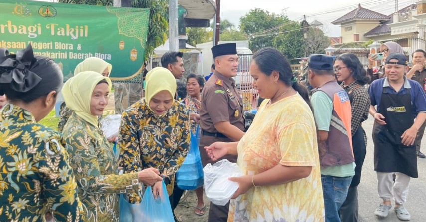 Peduli Sesama di Bulan Ramadan, Kejari Blora Bagikan 250 Takjil untuk Masyarakat