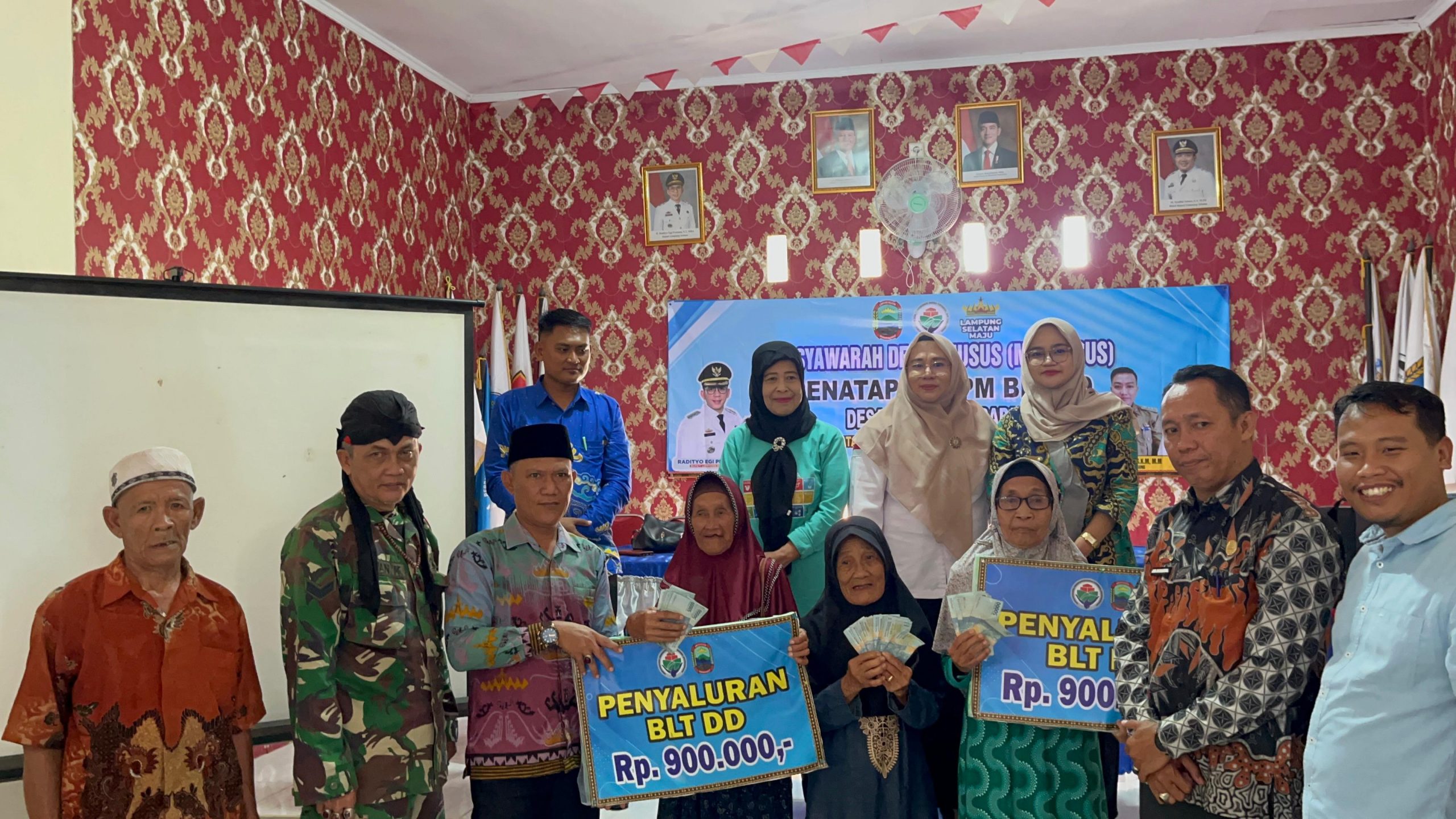 Ishadi Hanafi Kades Gedung Harapan Pimpin Penyaluran BLT-DD Dan Intensif Para Kader