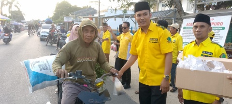 Kader Muda Golkar Turun ke Jalan, AMPG Lampung Selatan Tebar Takjil untuk Masyarakat
