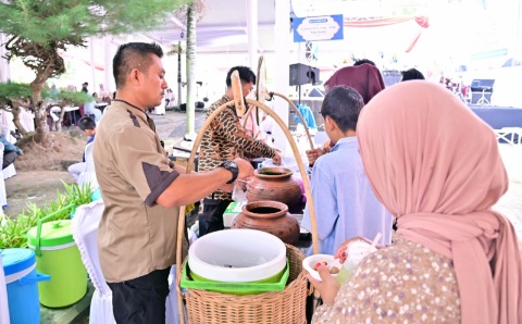 Halalbihalal di Lamban Rakyat Jadi Berkah UMKM, Dagangan Ludes Diborong dan Dibagikan Gratis