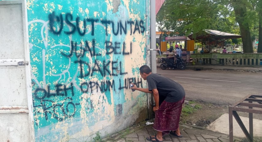 Aktivis Lilik Prayoga Blora Corat-coret Tembok, Protes Dugaan Jual Beli Dana Kelurahan