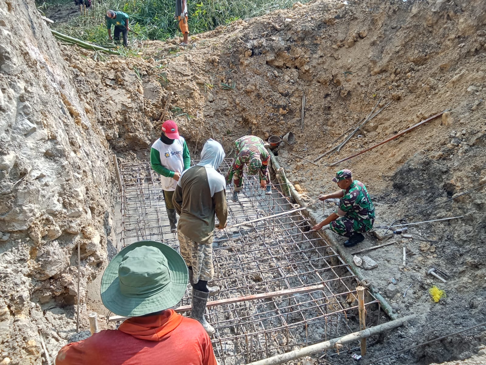 Personel Koramil 11/Jati dan Masyarakat Percepat Pembangunan Jembatan Garuda di Blora