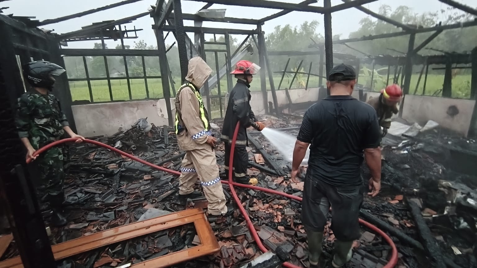 Rumah di Blora Ludes Terbakar Tersambar Petir saat Hujan Deras