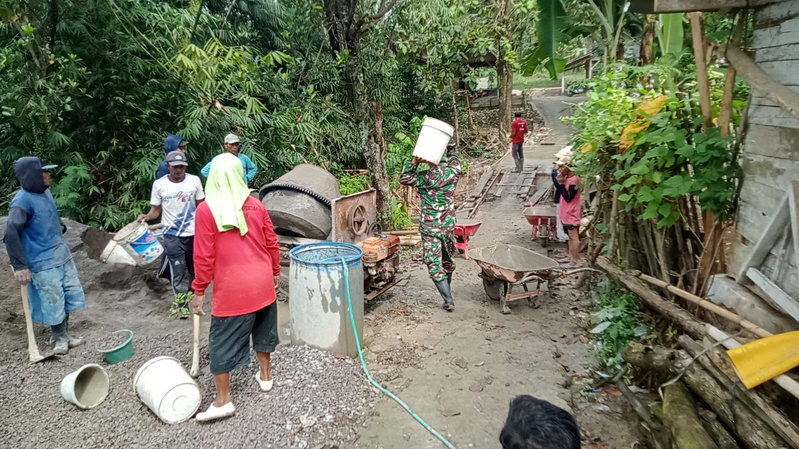 Personel TNI dan Warga Gotong Royong Cor Lantai Jembatan Garuda di Blora