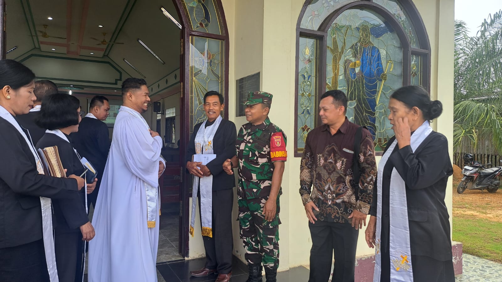 Berikan Rasa Aman kepada Jemaat, Babinsa Manunggal Daya Lakukan Pengamanan Ibadah