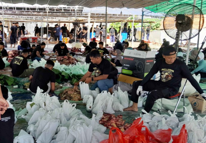 40 Sapi dan 8 Kambing Disembelih di Masjid Moetiah Blora, Daging Kurban untuk 15.000 Penerima