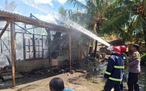 Ditinggal Hadiri Hajatan, Rumah Warga Sidomulyo Dilalap Si Jago Merah