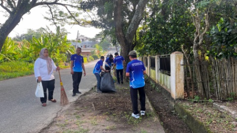 Menuju Lampung Selatan Helau, Sekretariat DPRD Fokus Bersihkan Akses Menuju Pantai Senaya Beach