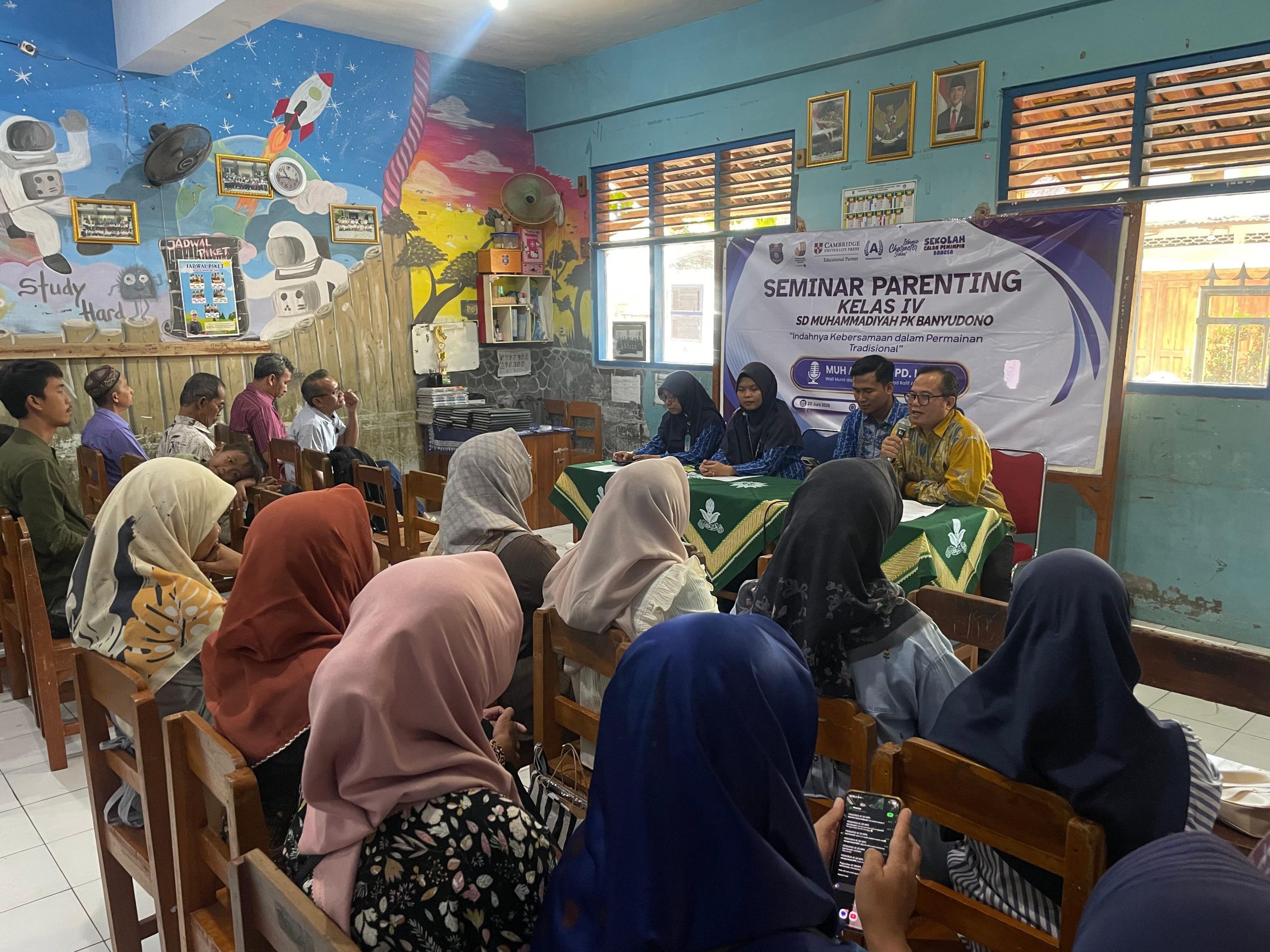 Seminar Parenting dan Pembagian Rapor Kelas 4: Indahnya Kebersamaan dengan Permainan Tradisional