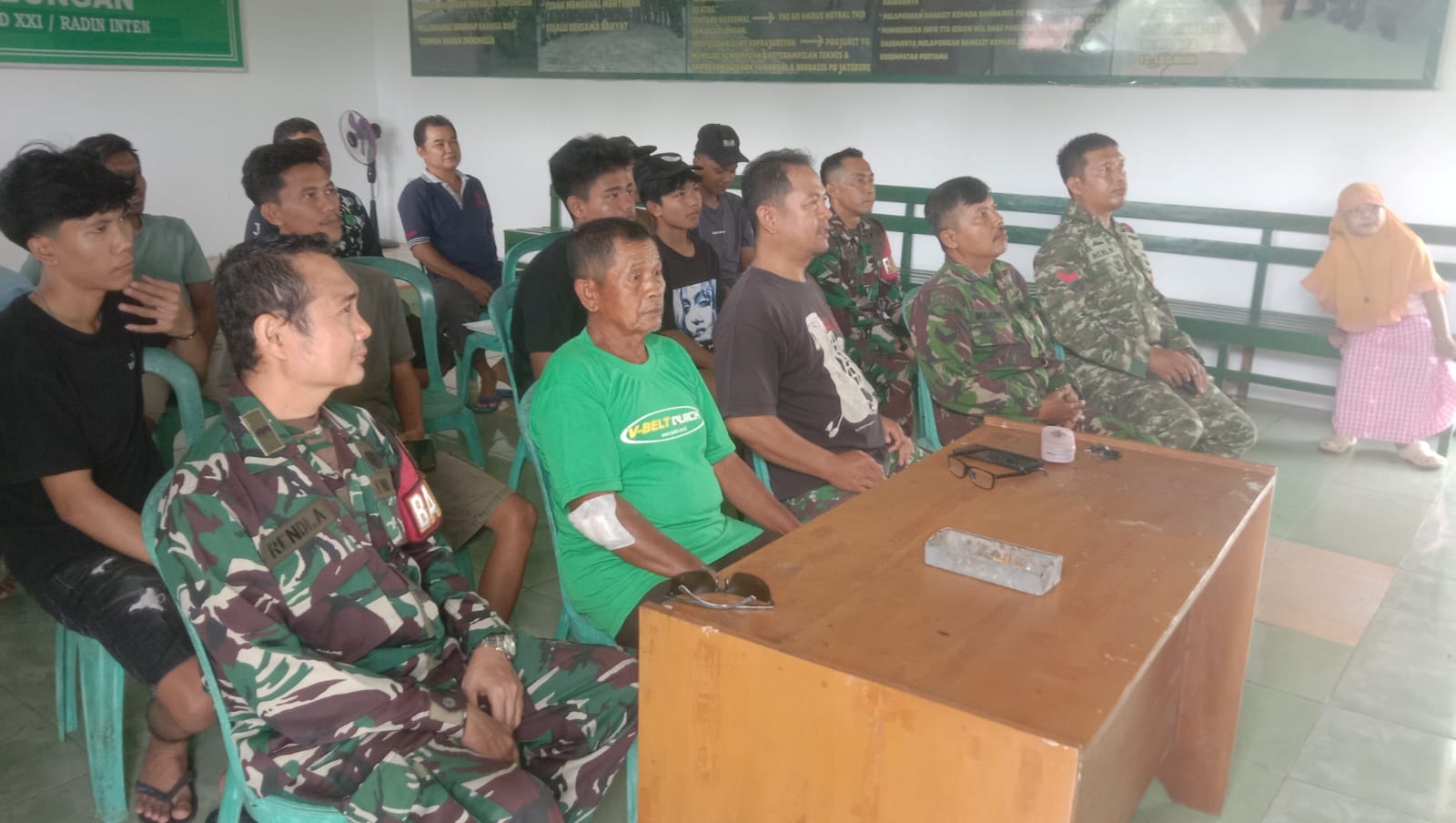 Koramil 421-09/Tanjung Bintang Gelar Nobar Bola Gembira,Pererat Kebersamaan TNI Dan Masyarakat