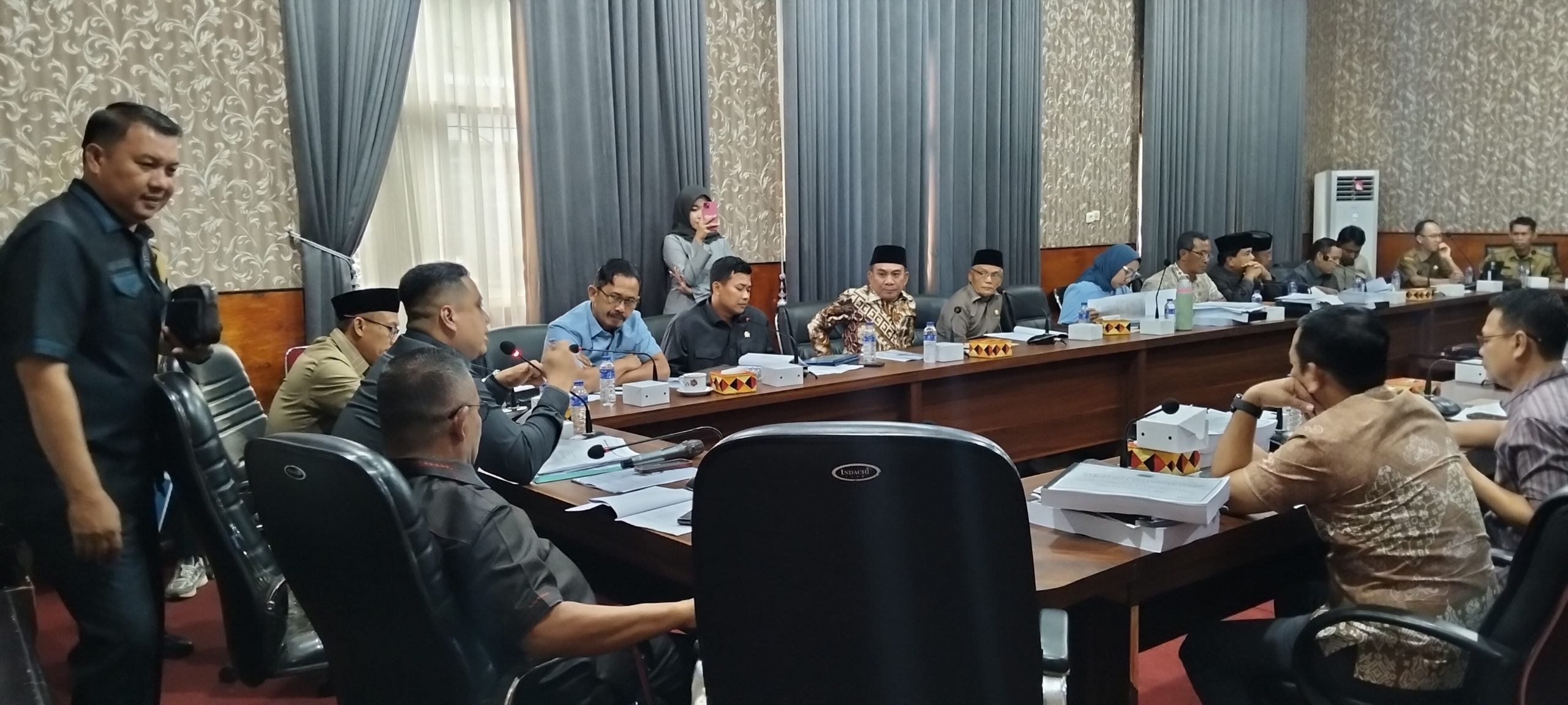 Soroti Pemborosan Dokumen, Ahmad Muslim Minta Pola Rapat DPRD Lebih Modern dan Efektif