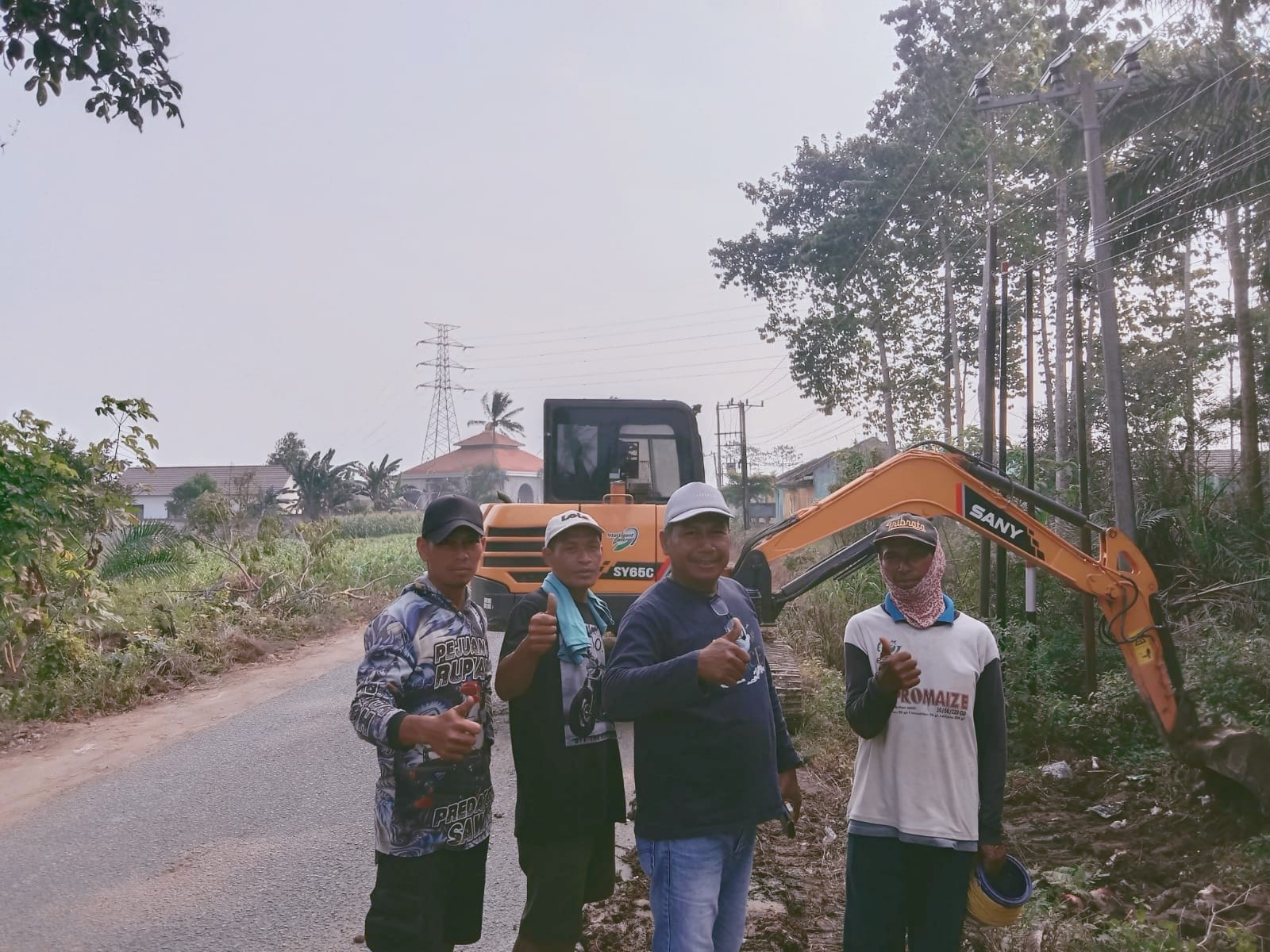 Wujudkan Desa Helau,Suharno Kades Marga Agung Turunkan Alat Berat Dan Tanam Pohon Tabebuya Asal Berasil