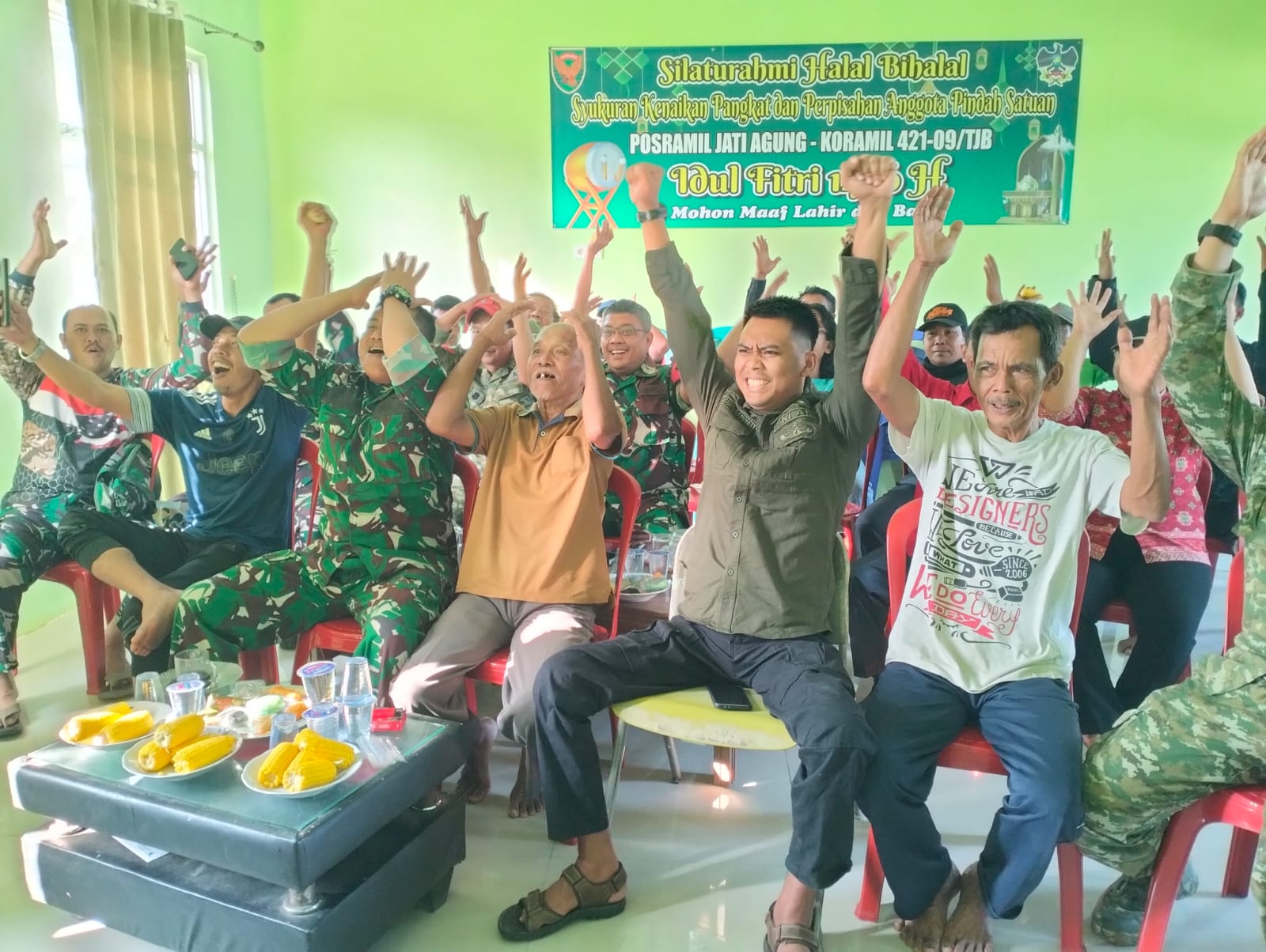Koramil 421-09/TJB Gelar Nobar Gembira Argentina VS Swiss Bersama Masyarakat,Pererat Kebersamaan TNI Dan Rakyat