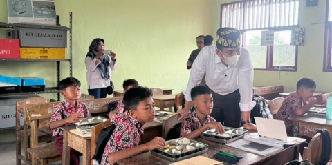 Pastikan Program MBG Berjalan Sesuai SOP, Bupati Egi Bersama Kejati Lampung Tinjau Penyaluran di SDN 1 Candimas Natar