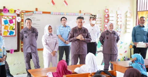 Ketua DPRD Lamsel,Erma Yusneli Bersama Bupati dan Kajati Lampung Tinjau Pelaksanaan MBG di Natar