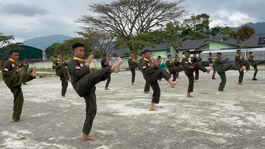 Kemampuan Bela Diri, TNI Kodim 1414 Tator Dilatih Pencak Silat Militer