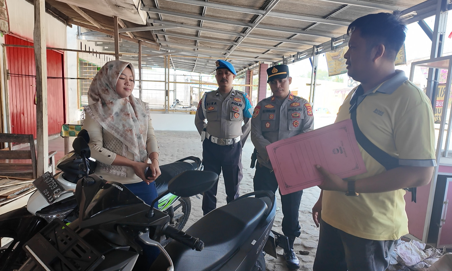 Polisi Antar Langsung Motor Curian Ke Warung Korban Seorang Penjual Buah
