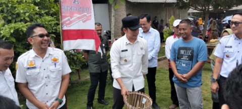 Desa Suak Jadi Sorotan, Bupati Egi Tinjau Langsung Pelaksanaan Program Desa HELAU