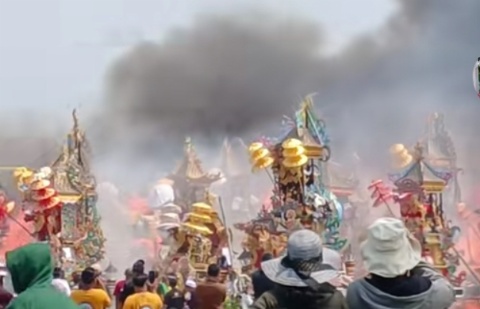 Asap Ngaben Membumbung, Balinuraga Menjelma Magnet Wisata Budaya Lampung Selatan
