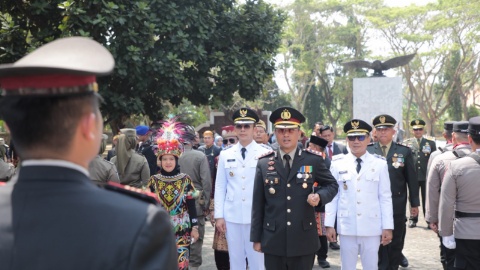 Kenang Jasa Pahlawan, Ketua DPRD dan Bupati Lamsel Hadiri Upacara di TMP Kusuma Bangsa