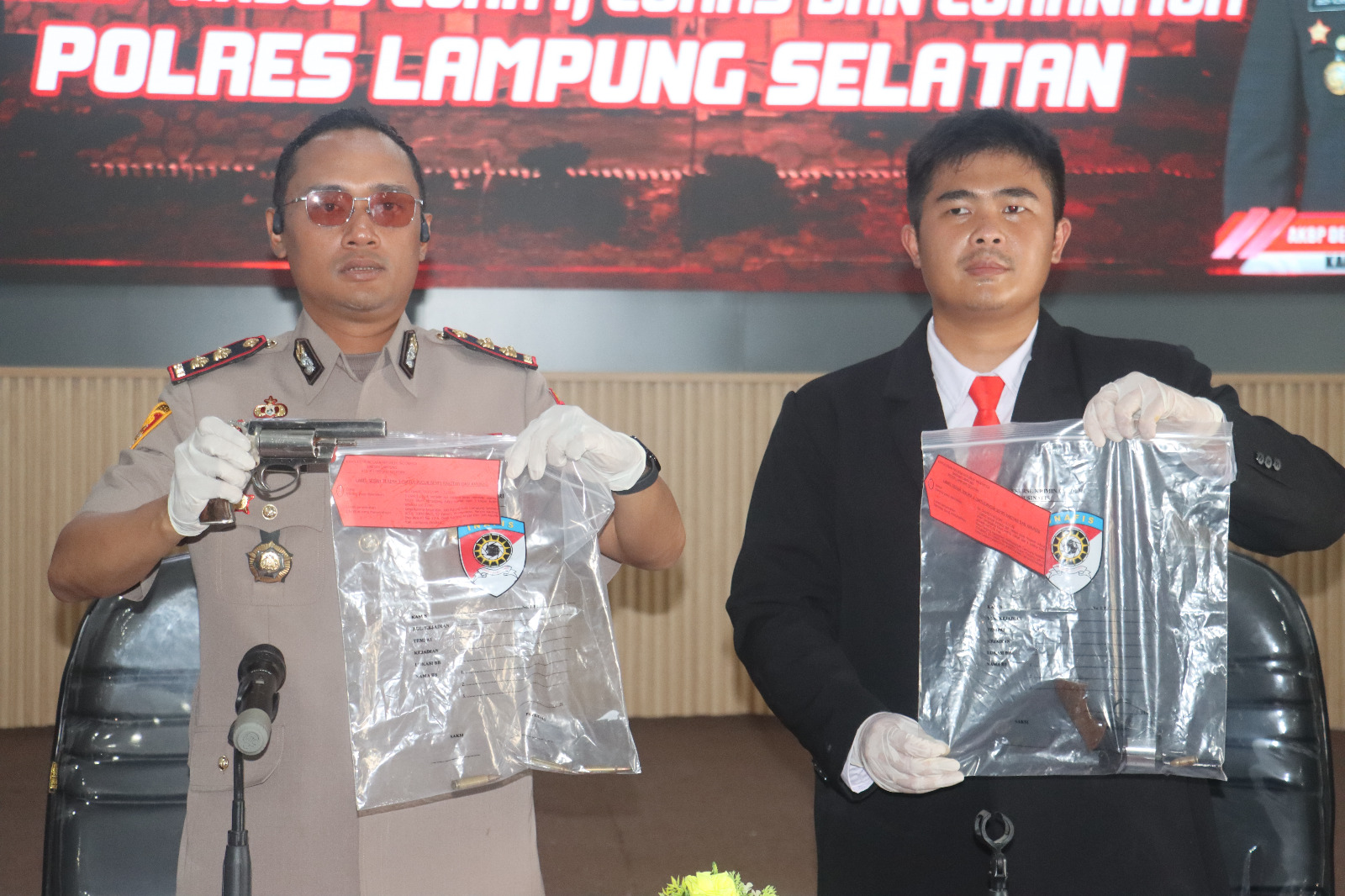 Dua Senpi Rakitan Beserta Amunisi Diserahkan Ke Polisi Oleh Warga Di Kecamatan Katibung Dan Kecamatan Jati Agung