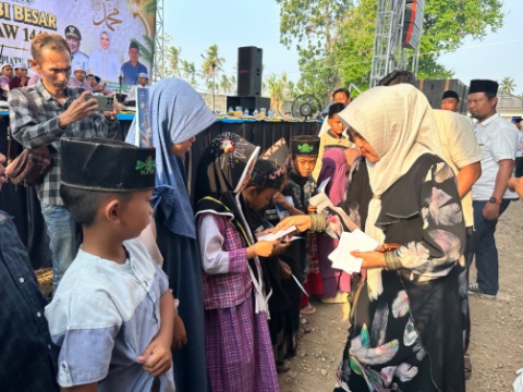 Bukan Sekadar Maulid, Ketua DPRD Lamsel Erma Yusneli Santuni 1.000 Anak Yatim dan Janda
