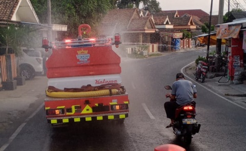 Gerak Cepat di Tengah Abu Vulkanik, Damkar Lamsel Bersihkan Jalur Dermaga BOM–Rajabasa