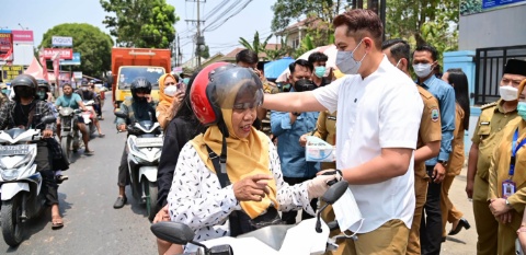 Krakatau Bergejolak, Egi Pastikan Warga Aman dan Bagikan Masker