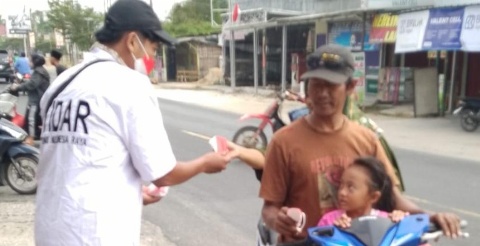 Saat Abu Krakatau Menghantam, TIDAR Lamsel Bergerak! dr. Mahirrokhman Difa Pimpin Aksi Bagikan Masker