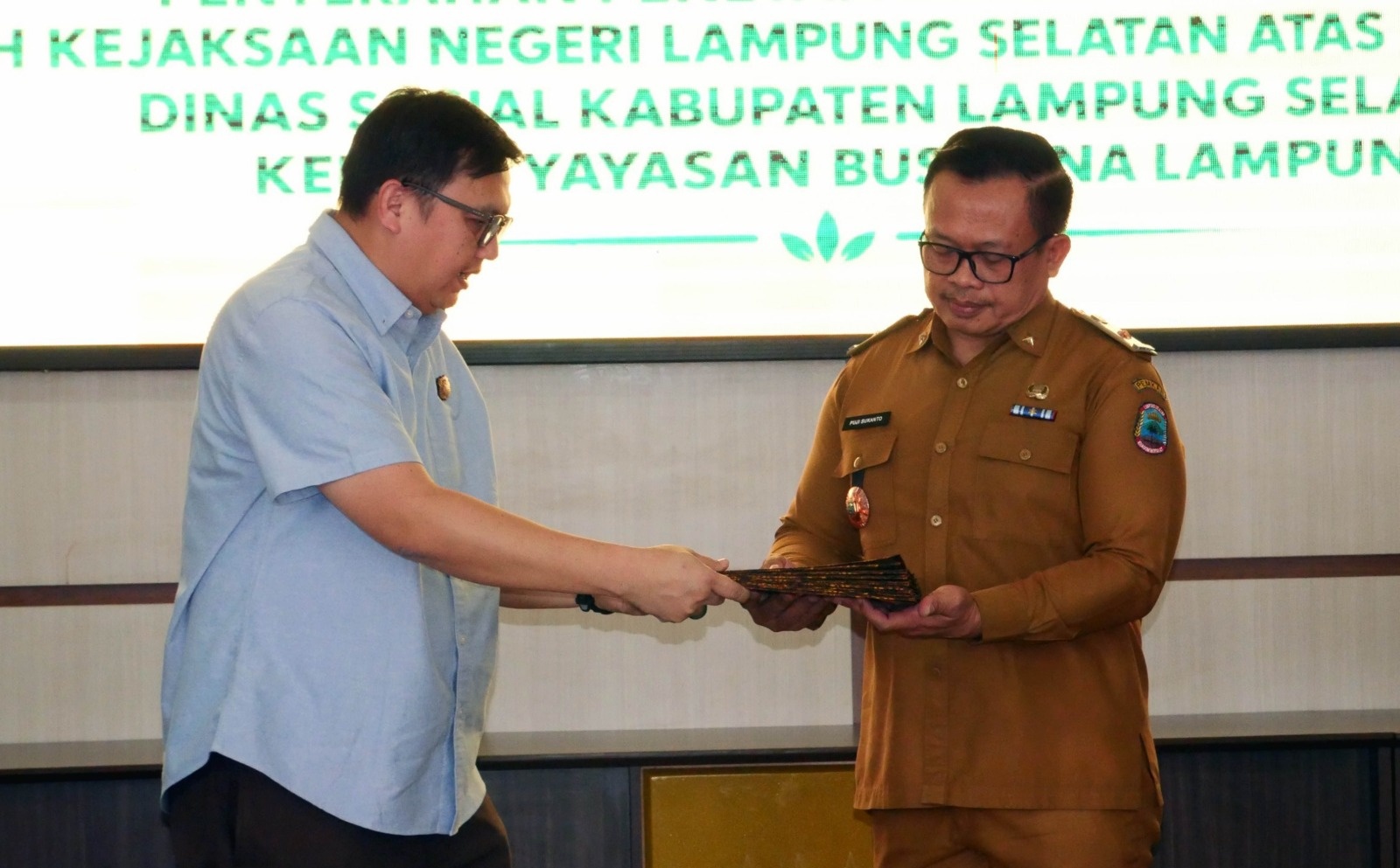 Kajari Lampung Selatan Serahkan Penetapan Perwalian, Dinas Sosial Kawal Hak Delapan Anak Yayasan Bussaina Lampung