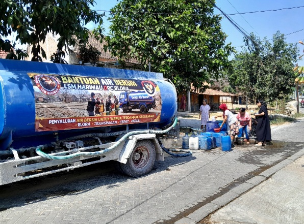 LSM Harimau Blora Salurkan Bantuan Air Bersih ke 25 Desa Terdampak Kekeringan