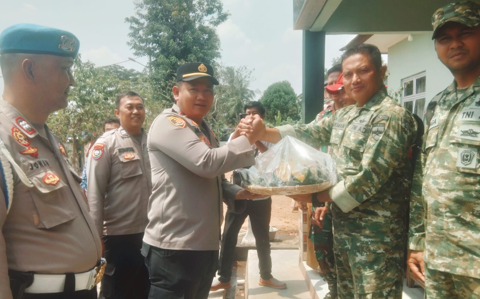 Kapolsek Jati Agung Geruduk  Posramil Jati Agung,Berikan Tumpeng  Serta Ucapan Selamat Dihari Jadi TNI Ke 81