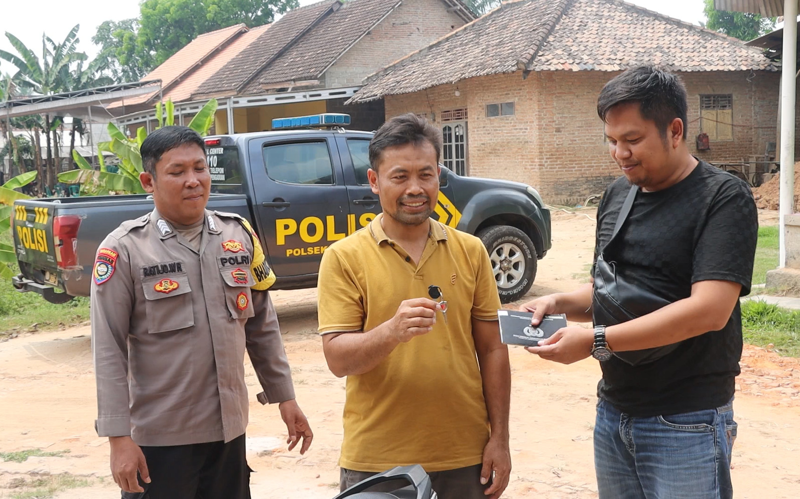 Kapolsek Candipuro Antar Langsung Motor Korban Penggelapan Secara Gratis