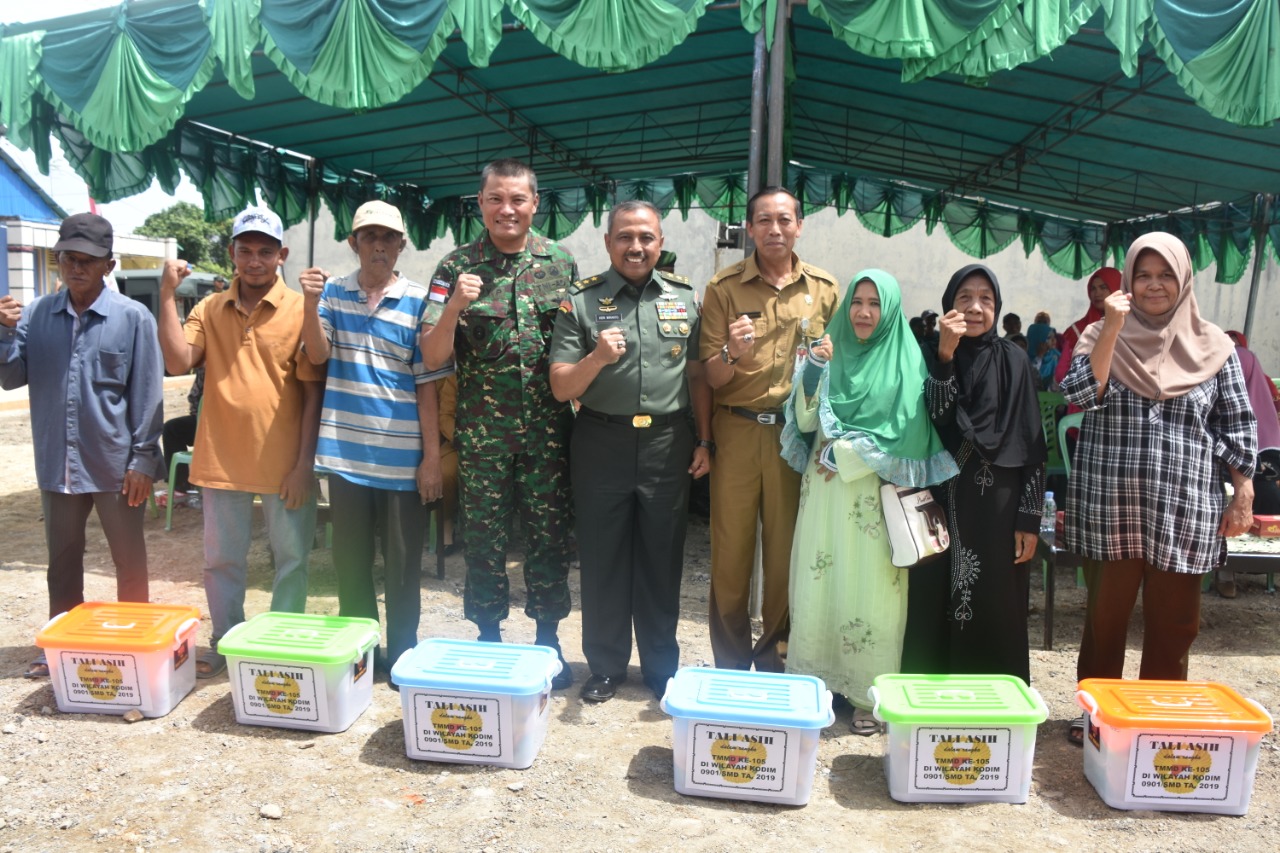 Pemberian tali asih secara simbolis oleh Aspers Kasad Mayjen TNI Heri Wiranto kepada perwakilan masyarakat kel. Lok Bahu berupa Al Quran, ambal Masjid, alat penetas telur dan sembako