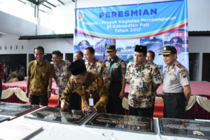 Bupati Pati H. Haryanto, SH, MM, M.Si didampingi wakil Bupati Pati H. Arifin Menandatangani peresmian proyek