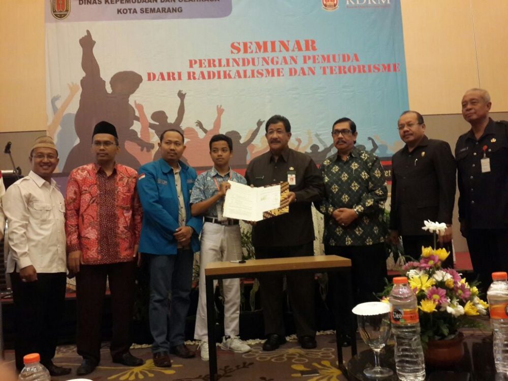 Kadinpora, Ketua KNPI Semarang, perwakilan pelajar dan narasumber berfoto bersama seusai penandatangan MoU