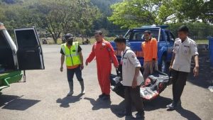 EVAKUASI MAYAT TERAPUNG DI SUNGAI SERAYU