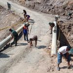 Perbaiki Jalan Poros Sebatik,Satgas Pamtas RI - Malaysia Yonif Raider 613/Raja Alam Turun Tangan