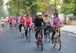 Gelorakan Semangat Kartini, Ganjar dan Atikoh Gowes Bareng