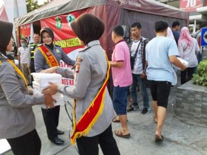 Polres Cirebon Bagikan 400 Takjil Gratis ke Pemudik